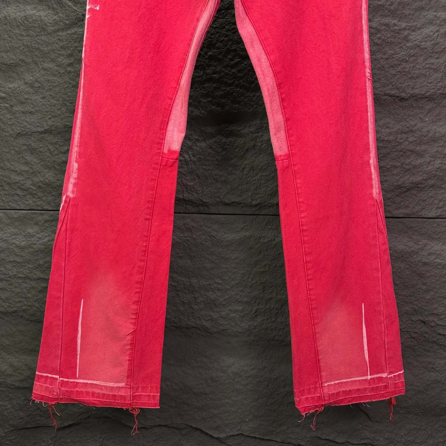 P280 GALLERY DEPT. 2025 new style splash-ink hand-painted splicing couple style bootcut loose jeans 🔥High version🔥High version🔥Top ceiling quality Styles with different washed textures are very friendly to people with thin legs and thick legs. The bootcut and loose version is very flattering to the leg shape. Moderate length that never goes out of style, easy to match with casually, basic styling for various styles, a must-have in the wardrobe! The fabric is stiff but also makes the upper body soft without losing texture. The washing process is even more perfect. It is a must-have item for everyone! ! ! Washed wheat, hang tag, pants label, three complete labels, color: red, size: 28, 30, 32, 34, 36 (five sizes)